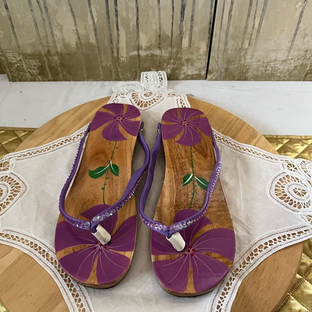 Hand Painted Wooden Flip Flop Sandals Size 8 Purple Hawaiian flower design